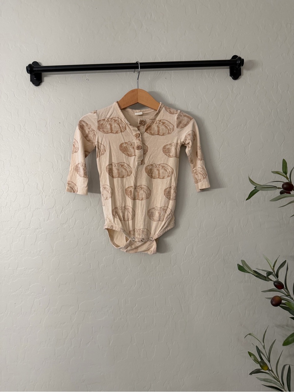 Kate Quinn Neutral Pumpkin Print Long-Sleeve Bamboo Baby Onesie
